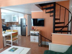 弗利盖特湾希罗夫茨海滩上酒店的一间厨房和带螺旋楼梯的用餐室,位于一栋房子内