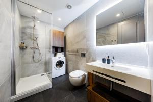 里加RIGAAPARTMENT ELIZABETES 22 Self-Service Aparthotel的一间带水槽和洗衣机的浴室
