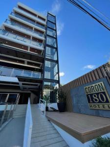 科隆Coron 180 Hotel的前面有标志的建筑