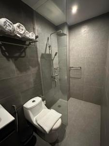科隆Coron 180 Hotel的一间带卫生间和玻璃淋浴间的浴室