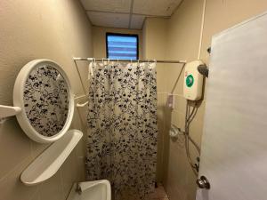 清迈Villa’s Homestay的带淋浴、卫生间和镜子的浴室