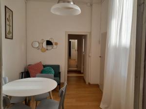 博洛尼亚La Casa in Sant'Apollonia的客厅配有白色的桌子和椅子