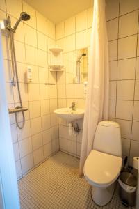 弗雷德里克斯伐克Frederiksværk Hotel的浴室配有卫生间、盥洗盆和淋浴。