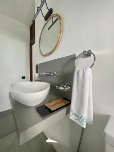 迪克韦勒Casa Smeralda的浴室设有白色水槽和镜子