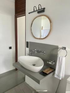 迪克韦勒Casa Smeralda的一间带水槽和镜子的浴室