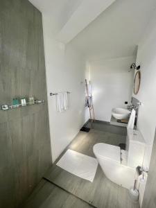 迪克韦勒Casa Smeralda的白色的浴室设有卫生间和水槽。