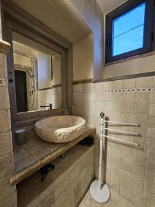 塔尔奎尼亚Doremisia的一间带水槽、镜子和卫生间的浴室