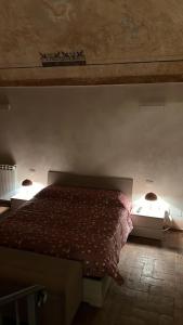 塔尔奎尼亚Doremisia的一间卧室配有一张带两个灯的床