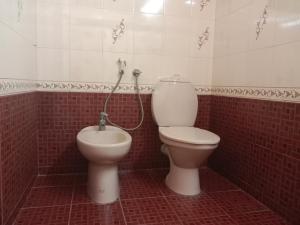 德里久尔Pournami Home Stay的一间带卫生间和坐浴盆的浴室