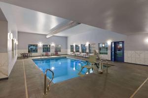 奥拉西奥拉西拉金塔套房酒店的大楼内的大型游泳池