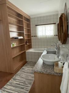 温特和克City comfort self catering Windhoek的浴室配有盥洗盆和浴缸。