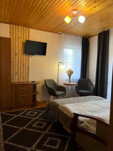 斯拉夫西克Ніч над Карпатами的酒店客房,配有一张床、一张桌子和椅子
