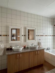 温特和克City comfort self catering Windhoek的浴室设有2个水槽和2面镜子