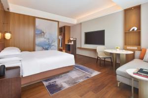 广州广州增城凯悦酒店的一间酒店客房,配有一张床和一台电视