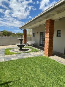 温特和克City comfort self catering Windhoek的房屋前方带喷泉的庭院