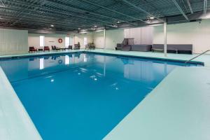 阿默斯特Travelodge by Wyndham Amherst的蓝色海水大型游泳池