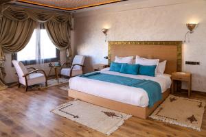 梅尔祖卡Yakout Merzouga Luxury Camp的一间卧室配有一张带蓝色枕头的大床