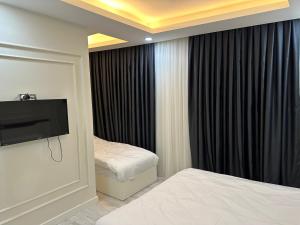 迪亚巴克尔Mitra otel的酒店客房设有两张床和一台平面电视。