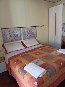卡斯泰拉尔夸托Appartamento Bersani的一间卧室配有一张大床和两条毛巾