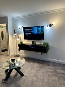 凯特林Kettering/Stylish/ Perfect for Contractors的客厅设有壁挂式平面电视。