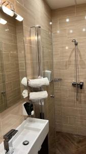 布达佩斯Central Hotel 21 and Apartments的浴室配有白色水槽和淋浴。