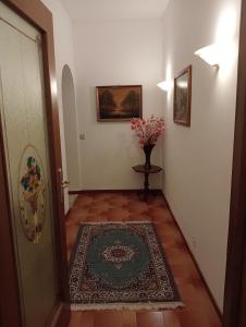 钱皮诺Bici Grill Decimo Miglio的门旁的走廊上,有花瓶