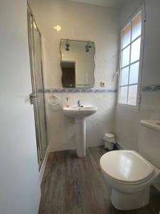 科鲁韦多HOSPEDAJE STOP的一间带水槽、卫生间和镜子的浴室