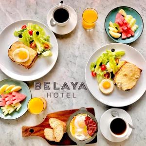 哲帕拉Belaya Hotel的餐桌,盘子上放着食物和咖啡