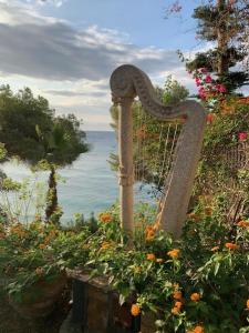 塔拉戈纳Paraíso Costa Dorada的花坛花园中竖琴的雕像