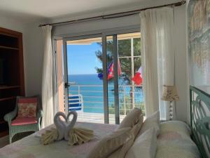 塔拉戈纳Paraíso Costa Dorada的一间卧室设有一张床,享有海景