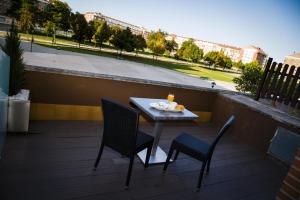 布尔戈斯洛斯布拉塞罗斯酒店的美景阳台配有桌椅