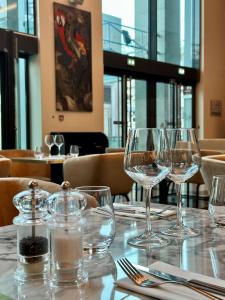 勒阿弗尔乐帕西挪Spa酒店的餐厅里一张桌子,上面放着酒杯
