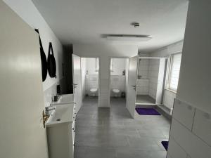 巴特恩豪森Ferienwohnung Süd的白色浴室设有2个卫生间和2个水槽