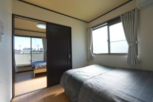 大阪Maple Hotel Osaka的一间卧室配有一张床和一面大镜子