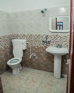 菩提伽耶拉玛旅馆的一间带卫生间和水槽的浴室