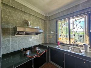 古晋Lovely Luxury Detached House Vivacity Kuching的厨房设有水槽和窗户。