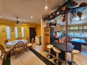 古晋Lovely Luxury Detached House Vivacity Kuching的厨房以及带桌椅的用餐室。