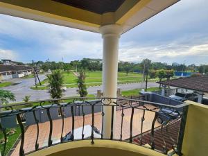 古晋Lovely Luxury Detached House Vivacity Kuching的阳台享有高尔夫球场的景致。