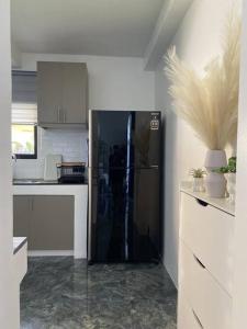New Uniquely-Designed House的厨房或小厨房