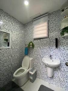 杜马格特New Uniquely-Designed House的一间带卫生间和水槽的浴室