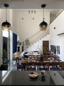 杜马格特New Uniquely-Designed House的一间带桌椅的客厅和楼梯