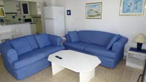 阿尔库迪亚港Mountain View Apartment in Port Alcudia的客厅配有蓝色的沙发和桌子