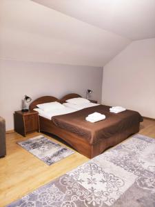 穆卡切沃Hotel Delfin的一间卧室配有两张床和两块地毯。