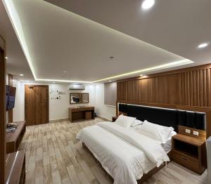 奈季兰فندق وفلل مون تري的一间卧室配有一张大床和一张书桌