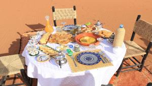 扎古拉Sahara Relax Camps的一张桌子上放着一盘食物