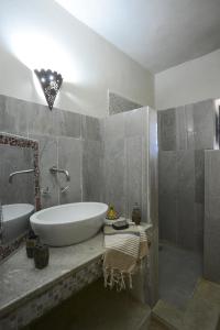 MellitaDar Almassa的带浴缸、水槽和淋浴的浴室