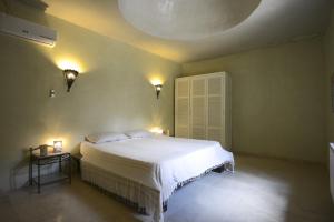 MellitaDar Almassa的卧室设有一张白色大床和天花板