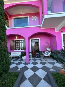 FaialResidência Mendonça的粉红色的房子,设有 ⁇ 板地板