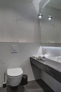 萨格勒布Avenue21的白色的浴室设有卫生间和水槽。