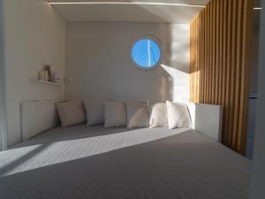索托格兰德La Maison de la Mer Sotogrande的一间卧室设有一张大床和圆形窗户